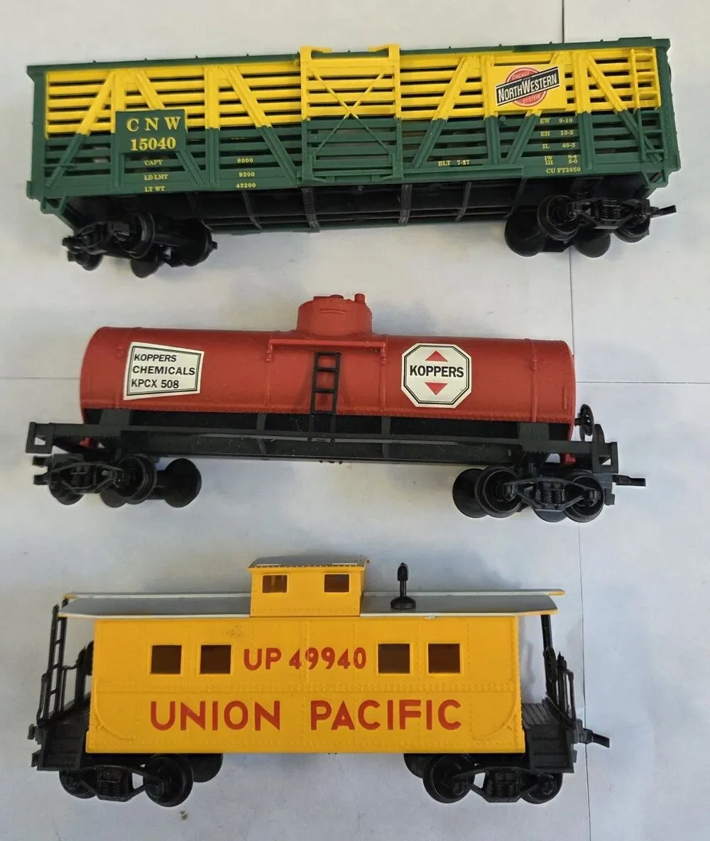 Life-Like Trains‎ HO Scale Freight Car Lot CNW Stock Car Koppers Tank UP Caboose
